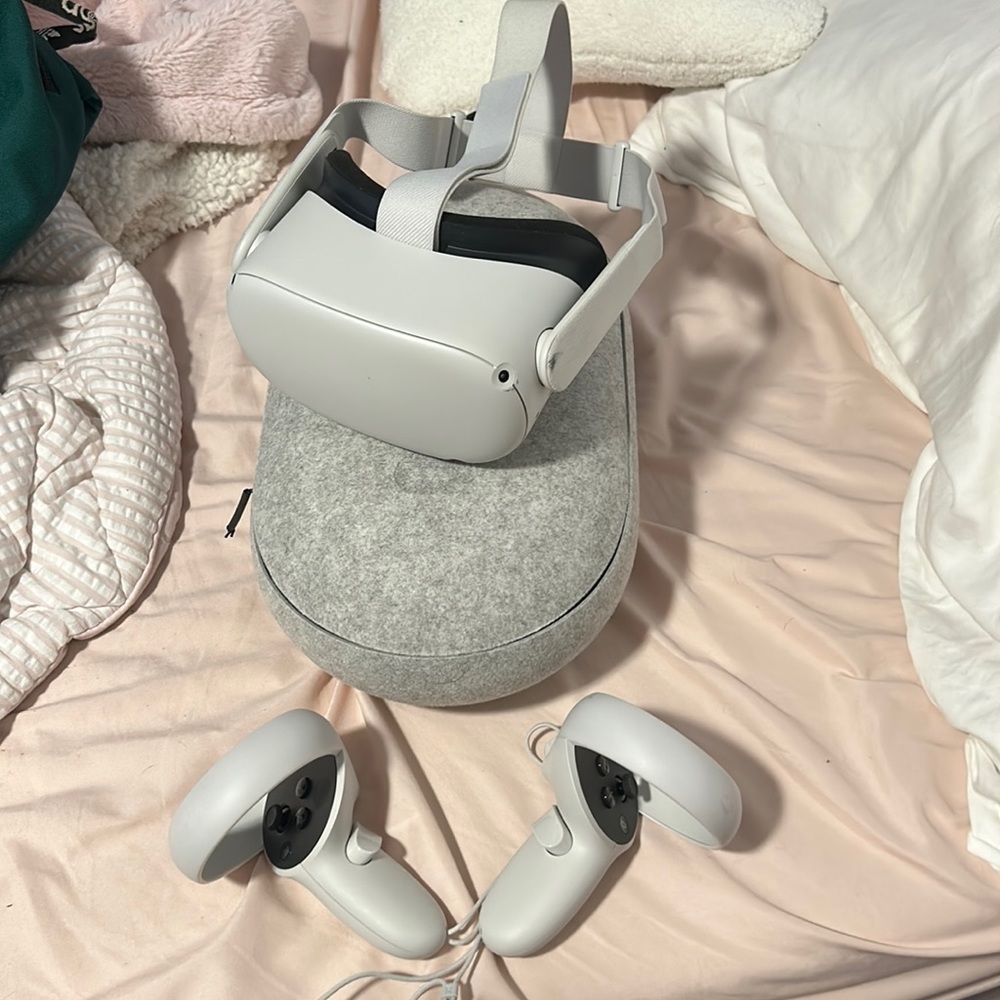 Meta Oculus Quest Two with carrying case!!(price negotiable, send an offer!!)